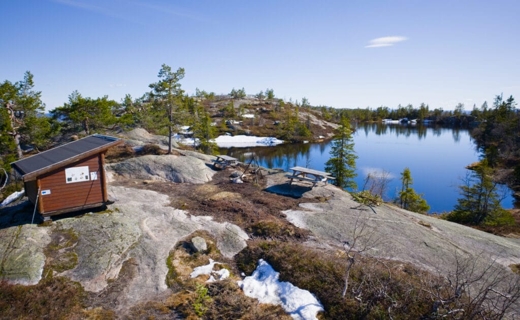 le joli lac Venelitjørni, avec sa cabane, ses tables et son bbq