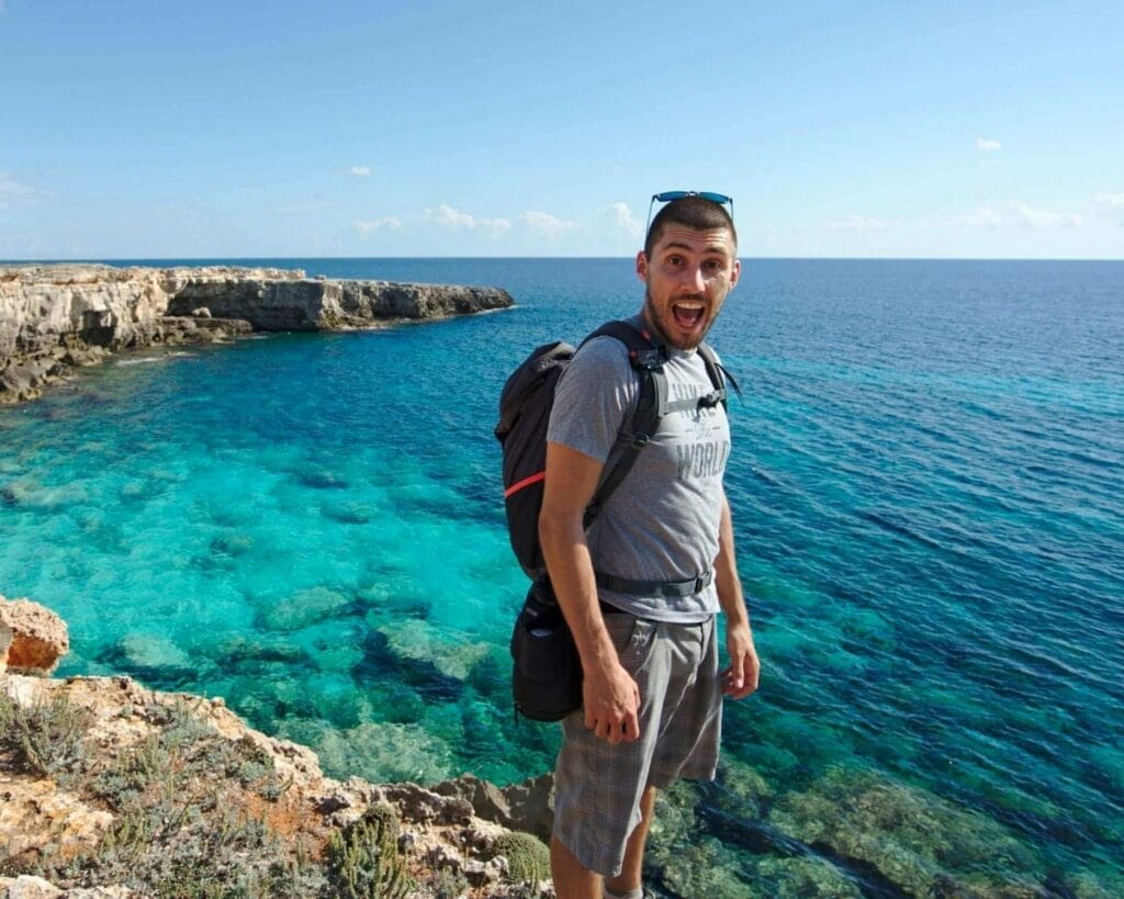 Benoit sur la côte à Minorque