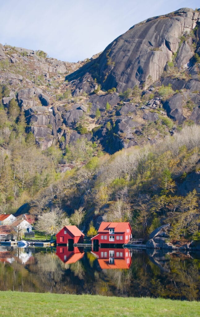 petite maisons rouges au bord du fjord à Stornes