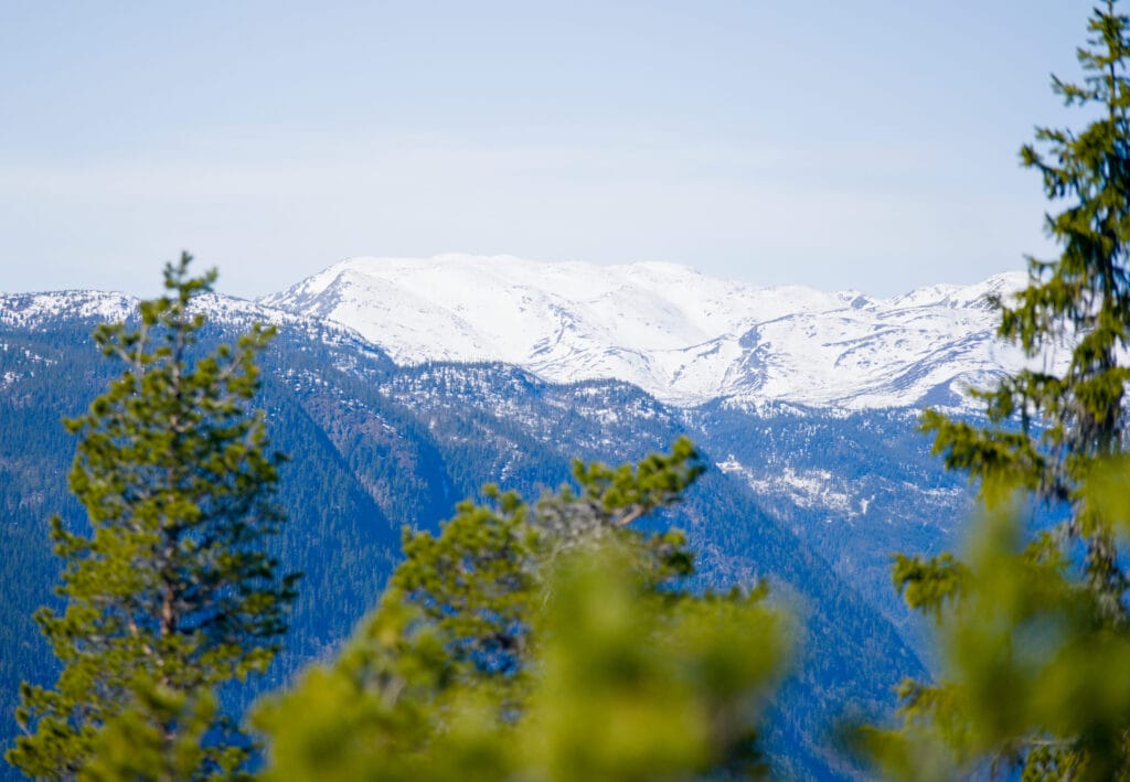 le sommet des montagnes est encore bien enneigé par endroits