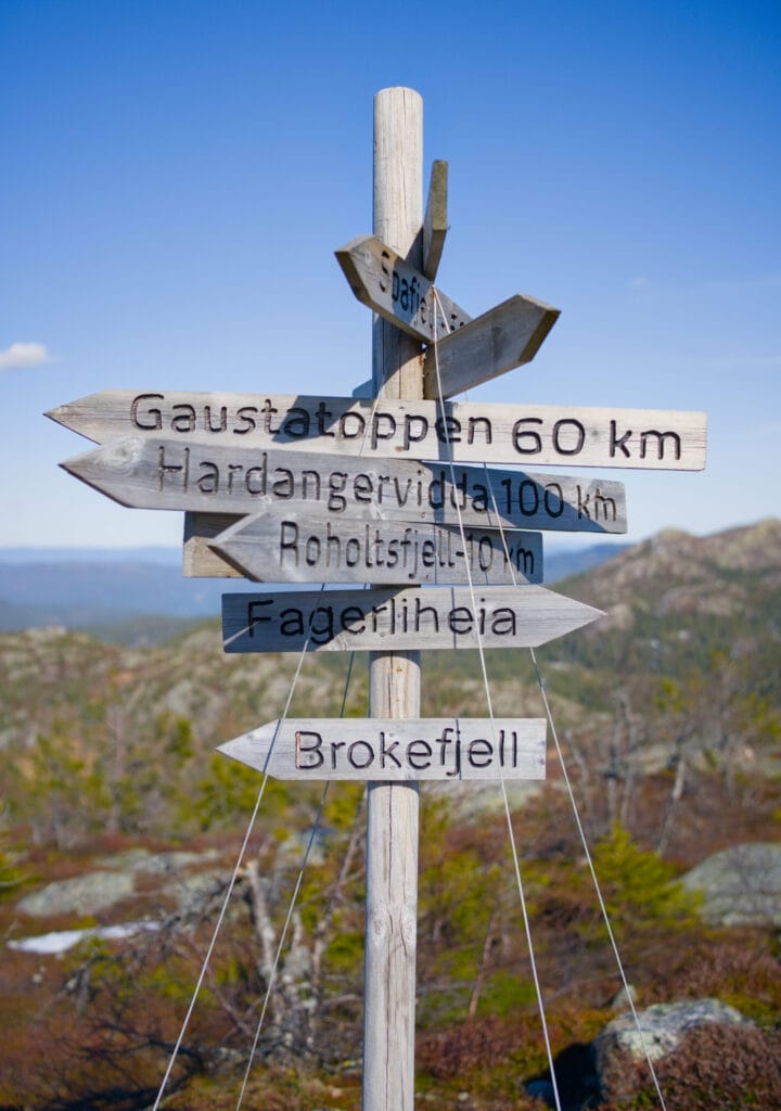 le panneau au sommet du Venelifjell qui indique les autres sommets
