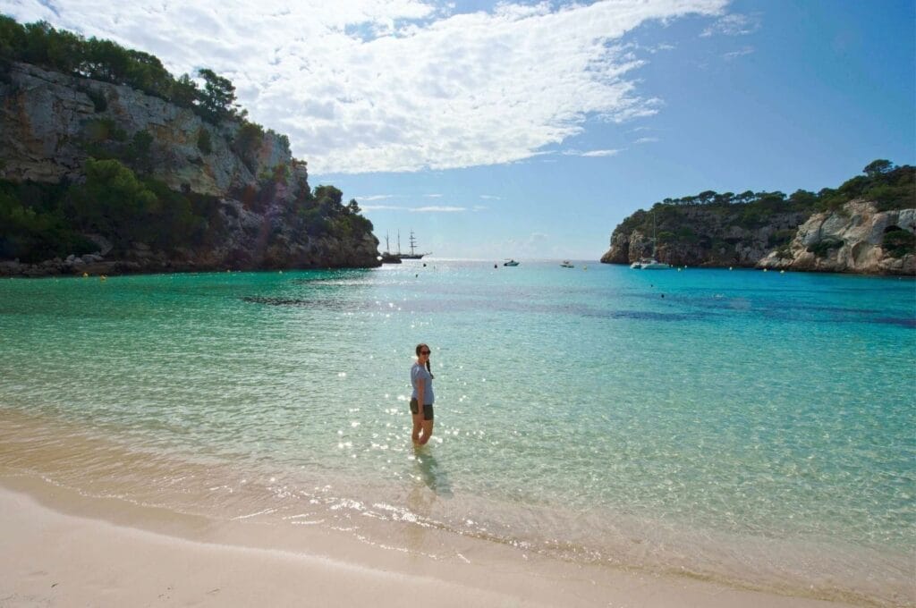 Fabienne dans la Méditerranée dans la baie de Cala Macarella