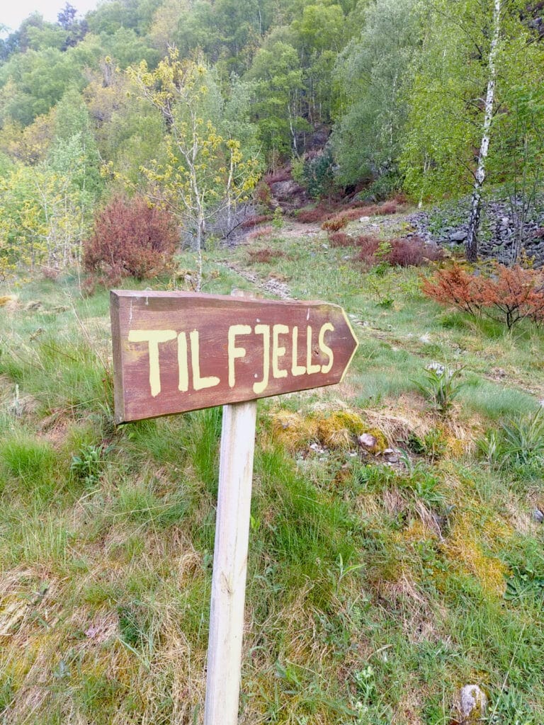 le panneau qui indique le début du sentier