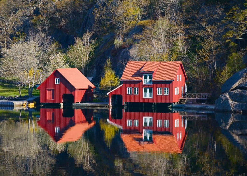 les petites maisons rouges au bord de l'eau