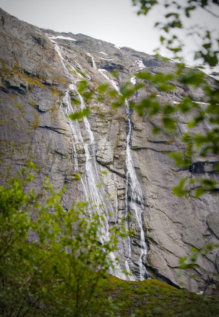 cascades qui descendent du glacier à la rivière
