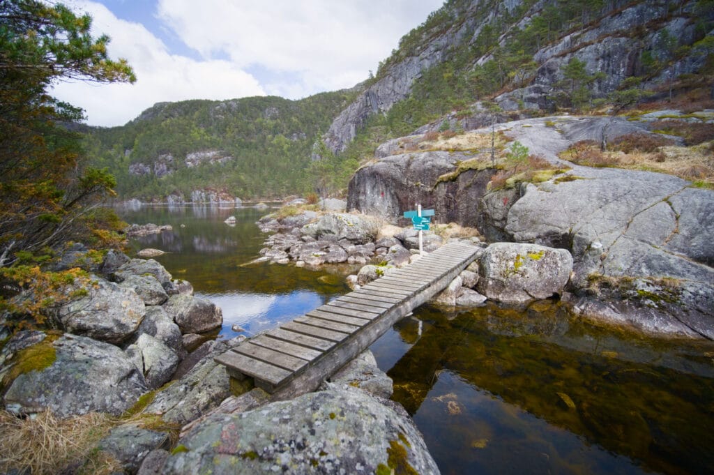 le pont au bord du lac de Revsvatnet