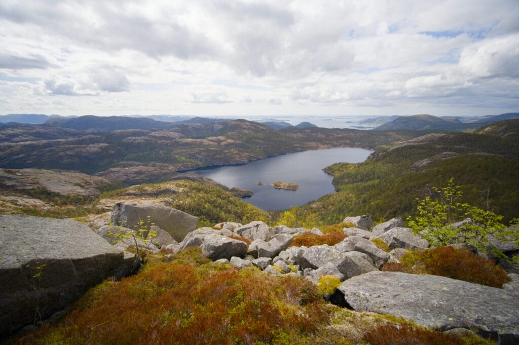 vue sur le lac en montant vers Preikestolen