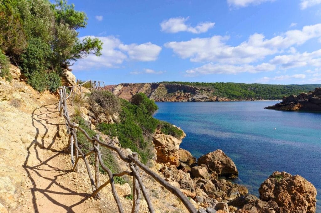 sentier surplombant la crique Cala de Algaiarens
