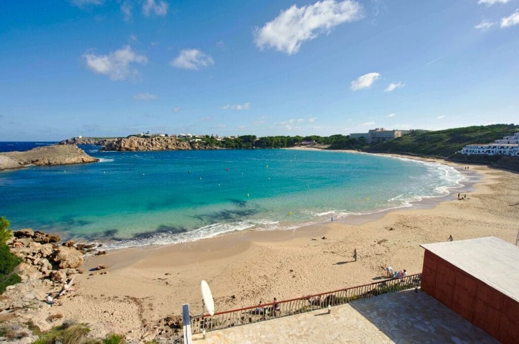 vue sur la baie d'Arenal d'en Castell avec sa plage et ses eaux turquoise