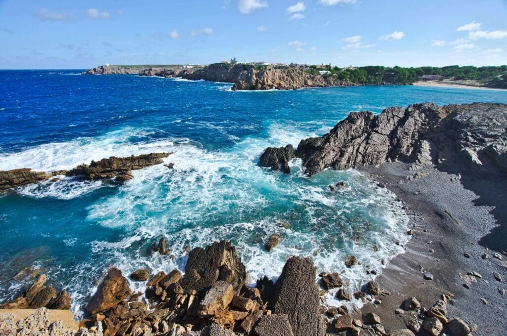 vue sur la baie d'Arenal d'en Castell avec sa plage et ses eaux bleues