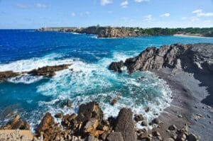 vue sur la baie d'Arenal d'en Castell avec sa plage et ses eaux bleues