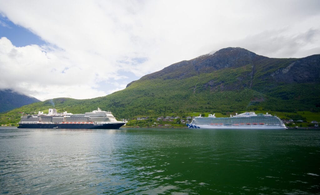 2 bateaux de croisières à Olden