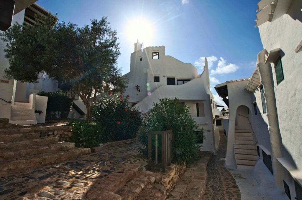 maisons blanches dans le village de binibequer