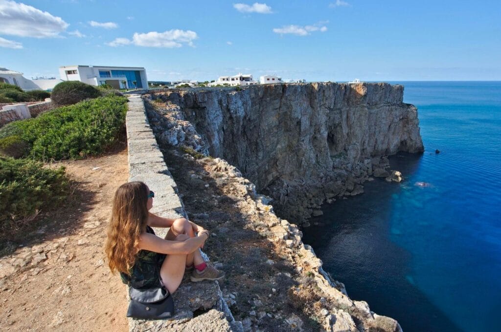Fabienne au bord de la falaise à Cala Morell