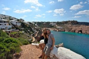 Fabienne et Benoit dans le village Cala Morell