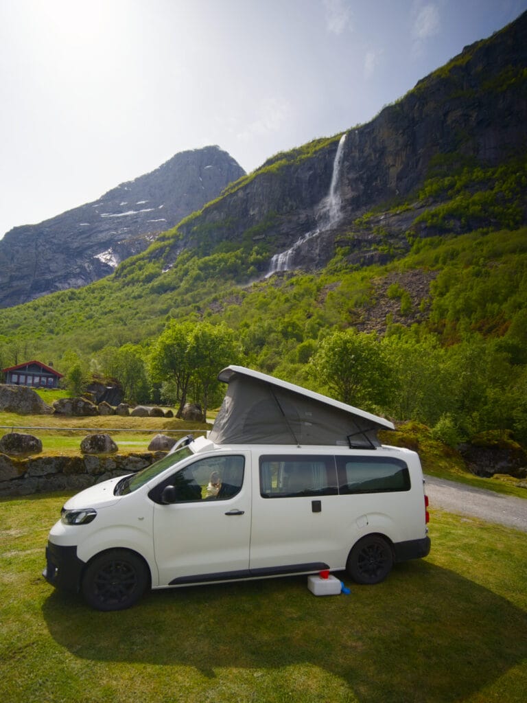 le camping de Melkevoll Bretun sous la cascade de Vollefossen