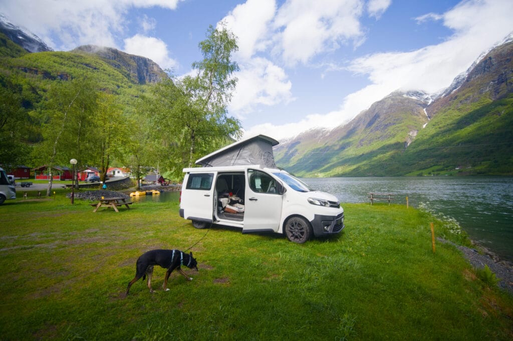 la van au camping Oldevatn avec le Klovane en toile de fond