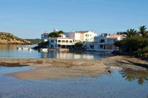 maisons blanches au bord de l'eau à Es Grau à Minorque