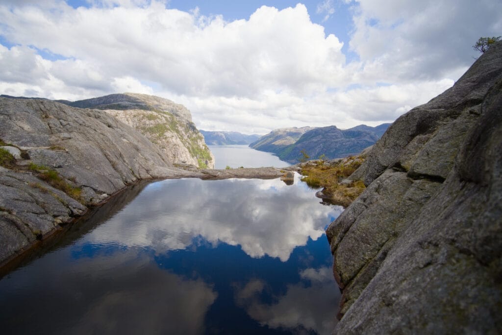 la fantpytten ou fontaine de jouvence au-dessus du Lysefjord