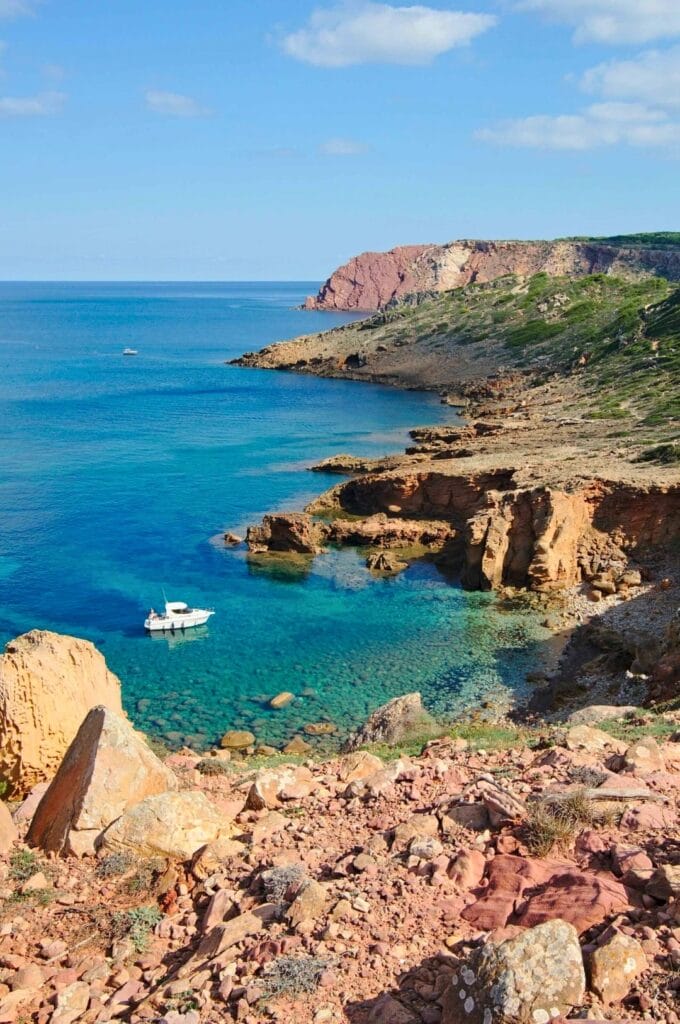 vue sur la côte et un bateau blanc dans la Méditerranée
