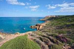 vue sur la Méditerranée et les falaises depuis le sentier du GR 223