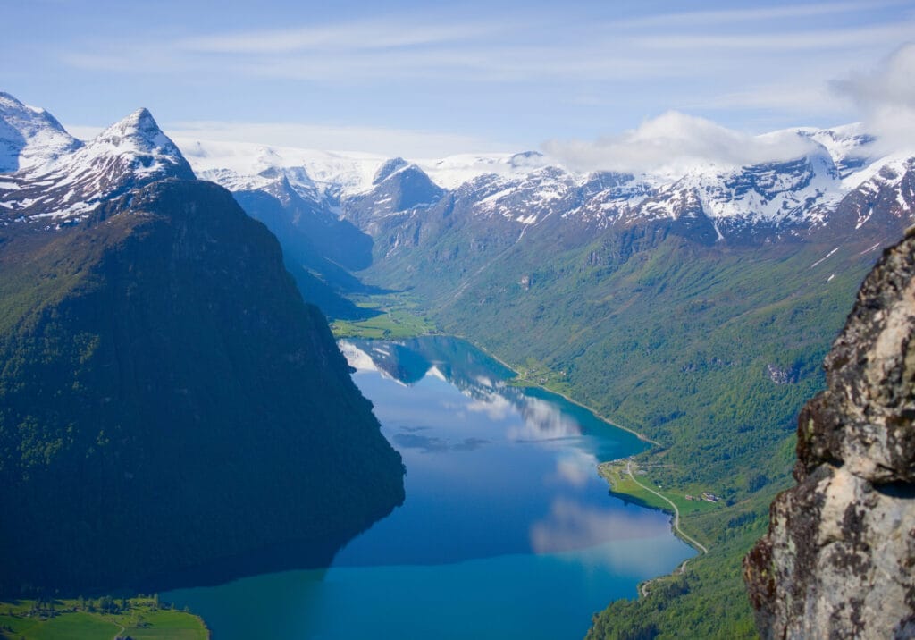 le lac d'Oldevatnet et le glacier de Jostedal en toile de font depuis le sommet du Klovane
