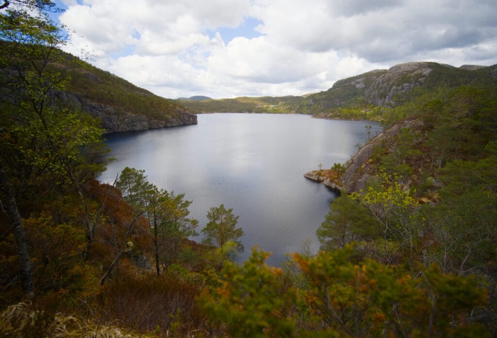 le lac de Revsvatnet, proche du parking de Preikestolen