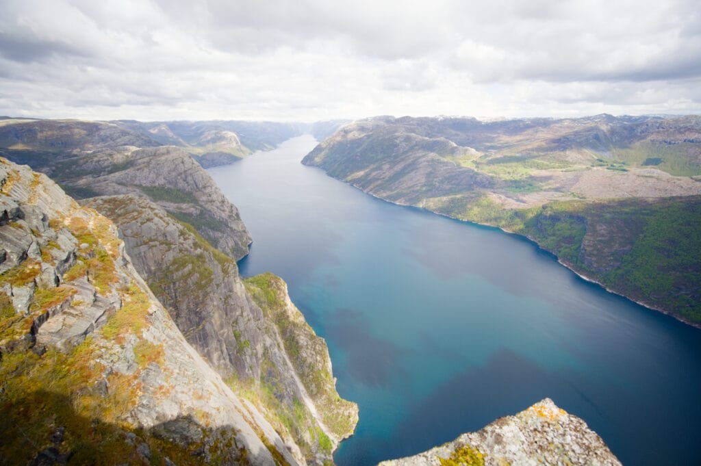 magnifique vue jusqu'au bout du Lysefjord depuis le Neverdalsfjell