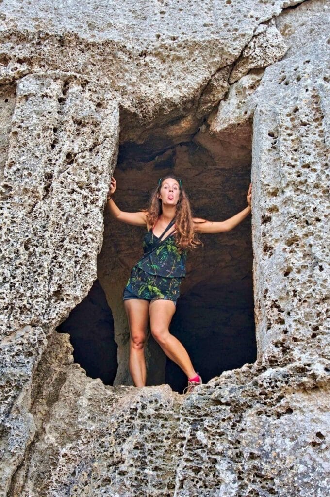 Fabienne à la nécropole de Cala Morell à Minorque