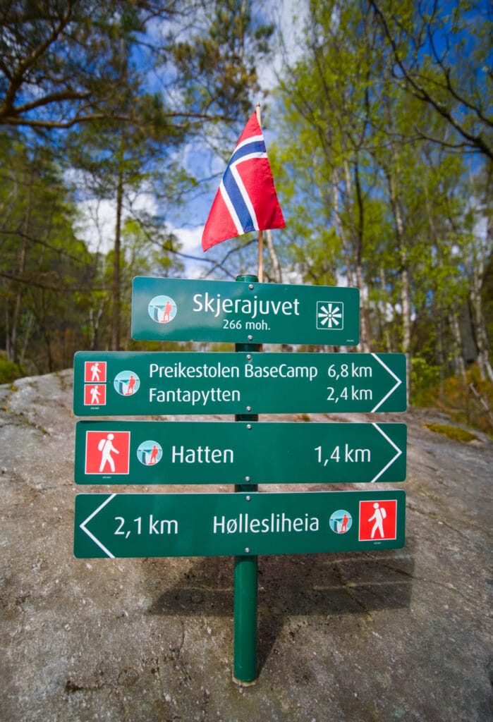 panneau sur le sentier à Skjerajuvet