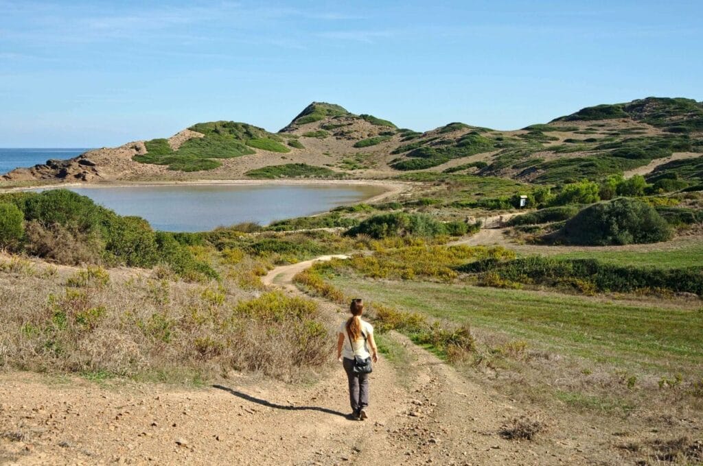 Fabienne sur un des sentiers dans le parque natural de s'albufera des grau à Minorque