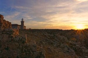 coucher de soleil sur le phare Punta Nati à Minorque