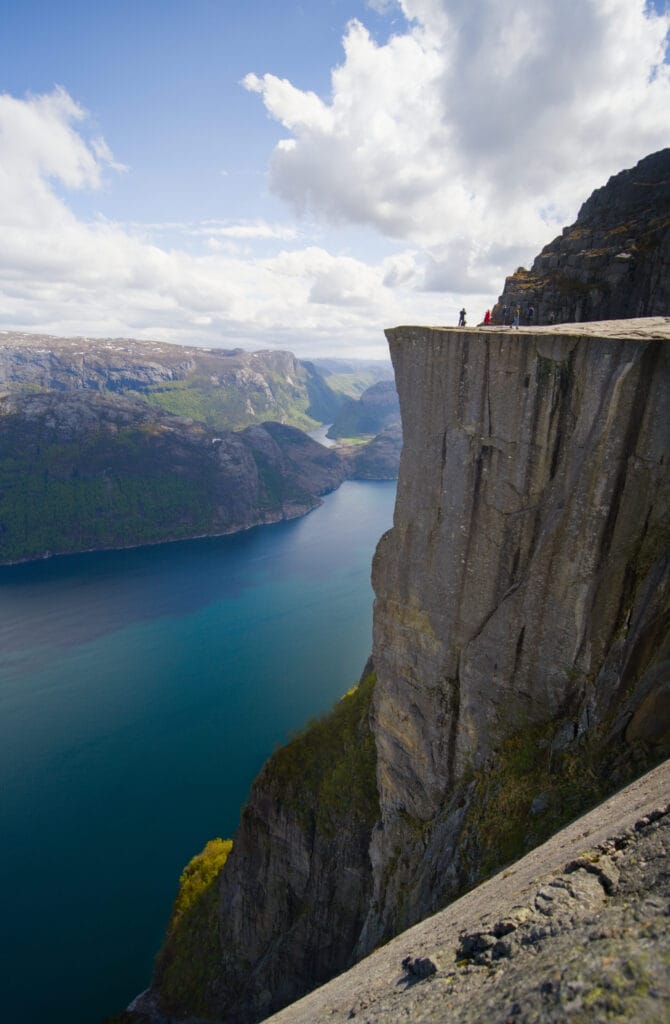 l'impressionnante falaise du Preikestolen vue depuis le côté
