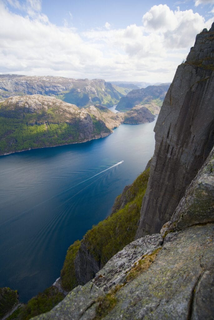 la falaise du preikestolen au-dessus du Lysefjord