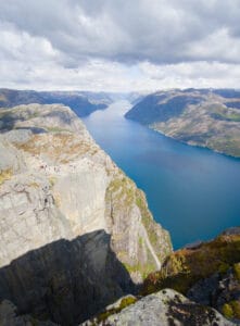 premier point de vue sur le Preikestolen en descendant du Neverdalsfjell