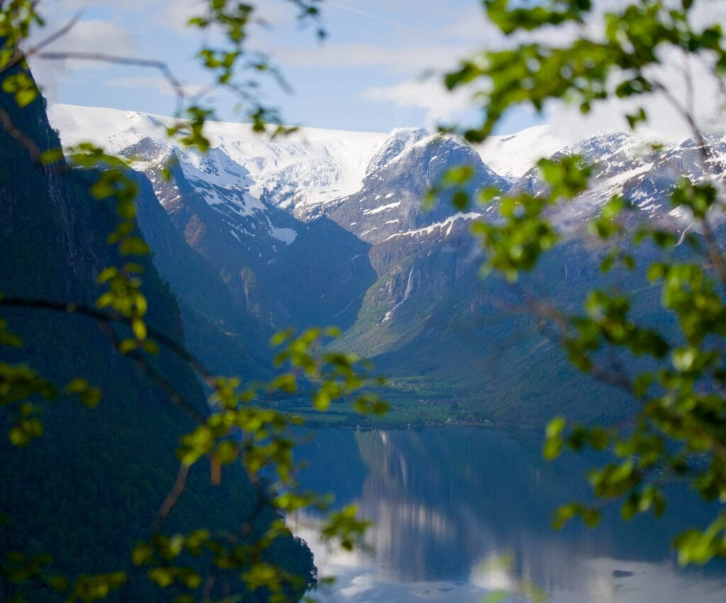 le soleil se lève sur Jostedalsbreen et vollefossen