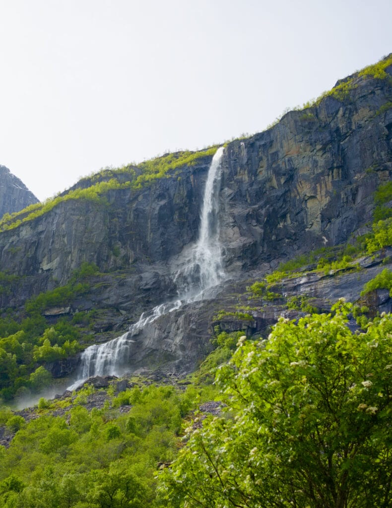 la cascade de Vollefossen depuis Melkevoll Bretun