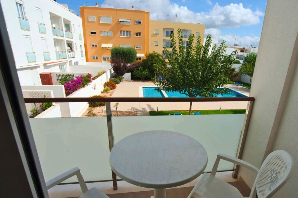 vue sur le balcon de l'appartement et la piscine de la résidence