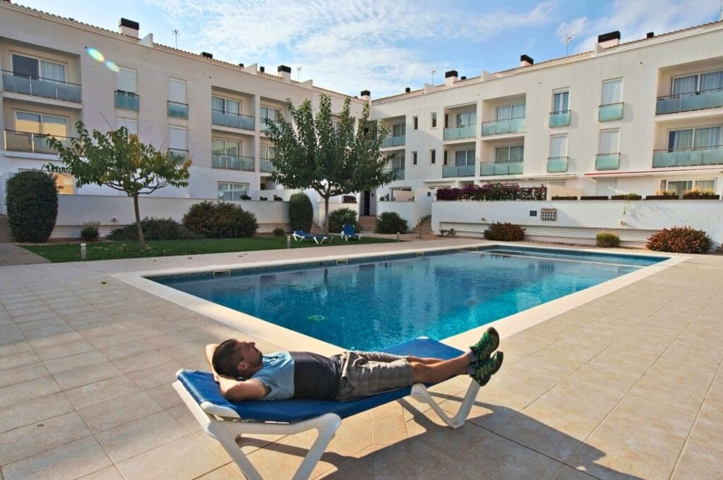 Benoit au bord de la piscine de la résidence à Minorque