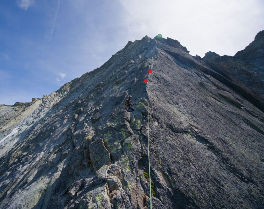 2 spits dans le dernier tiers de l'arête
