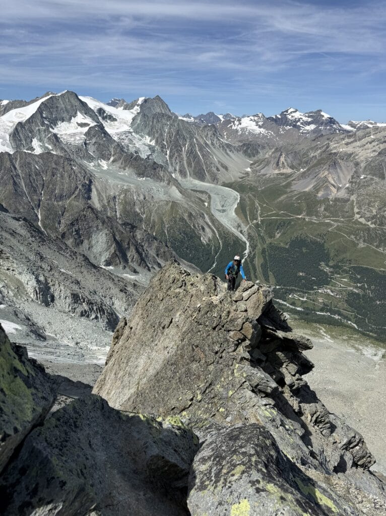 Ben qui grimpe l'arête w de la Dent de Tsalion