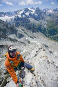 Austris au sommet avec toute l'arête an-dessous