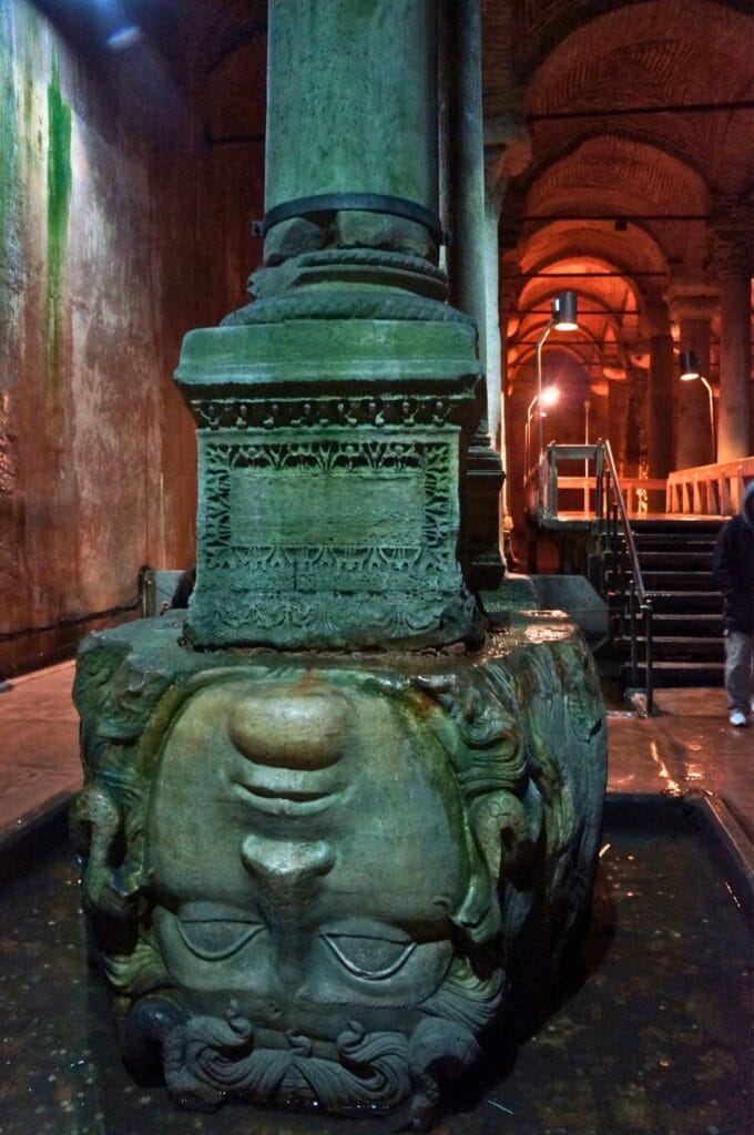 tête de Méduse à la base d'une colonne dans la citerne basilique