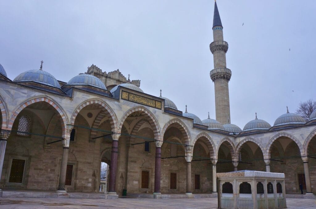 cour intérieure de la mosquée bleue
