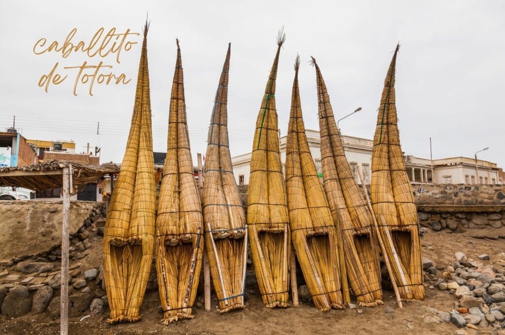 des caballitos de totora sur une plage au P&eacute;rou