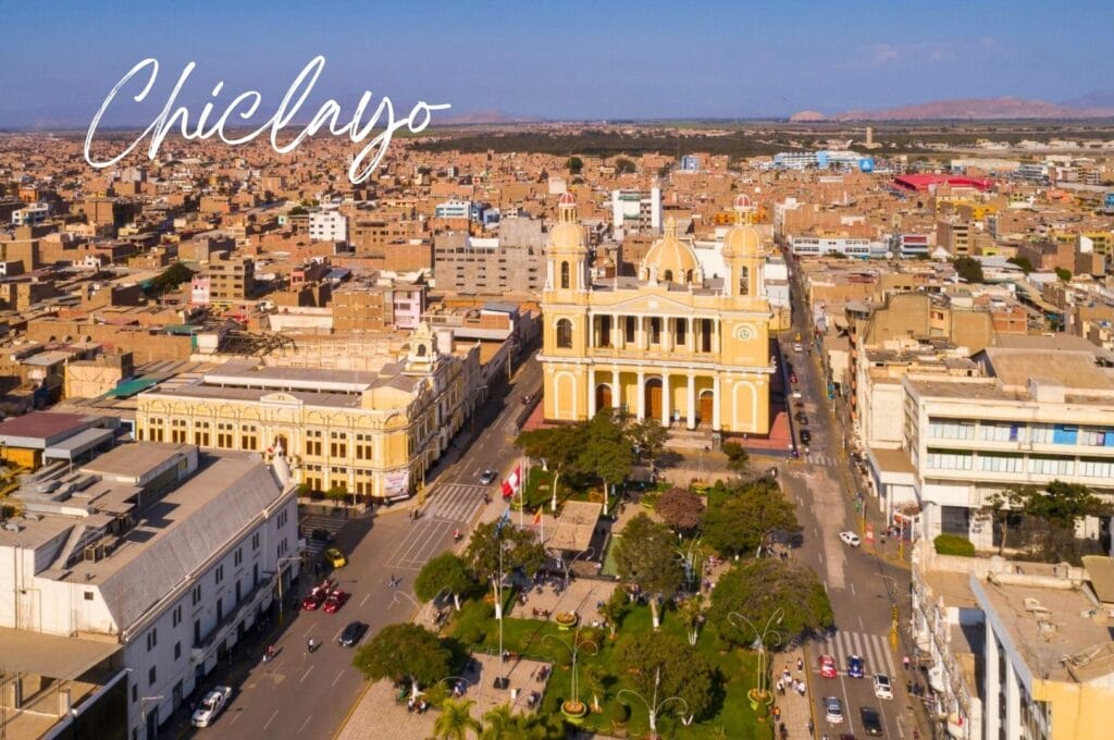 vue a&eacute;rienne de Chiclayo et de sa cath&eacute;drale jaune