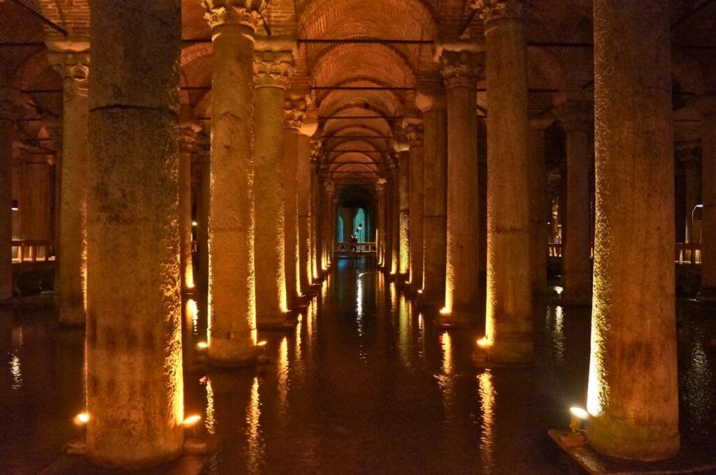 Colonnes illuminées à l'intérieur de la Citerne Basilique