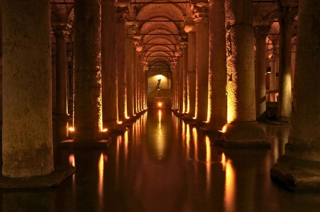 Colonnes illuminées à l'intérieur de la Citerne Basilique