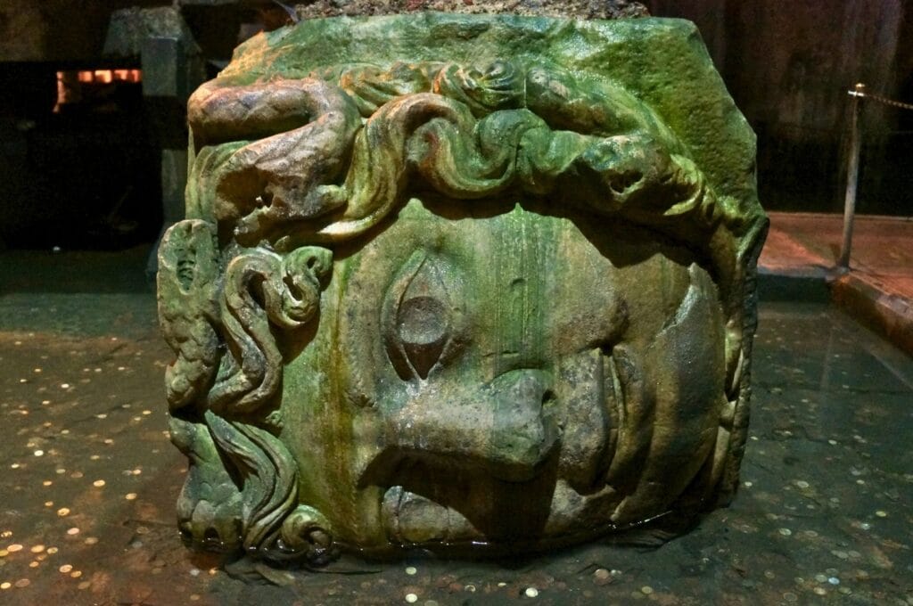 tête de méduse dans la Citerne Basilique d'Istanbul