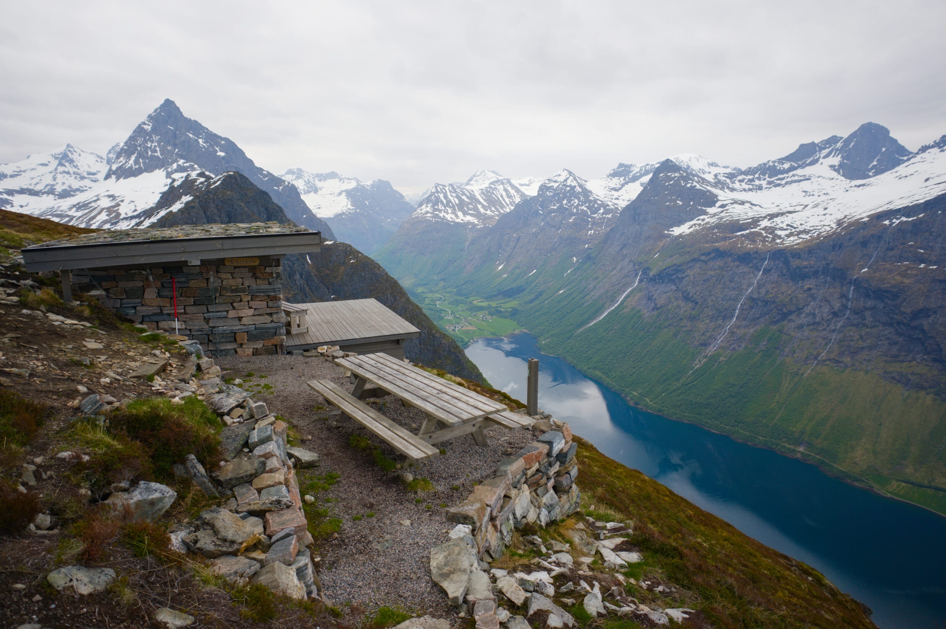 le refuge d'Egilbu sur l'arête d'Urkkeega